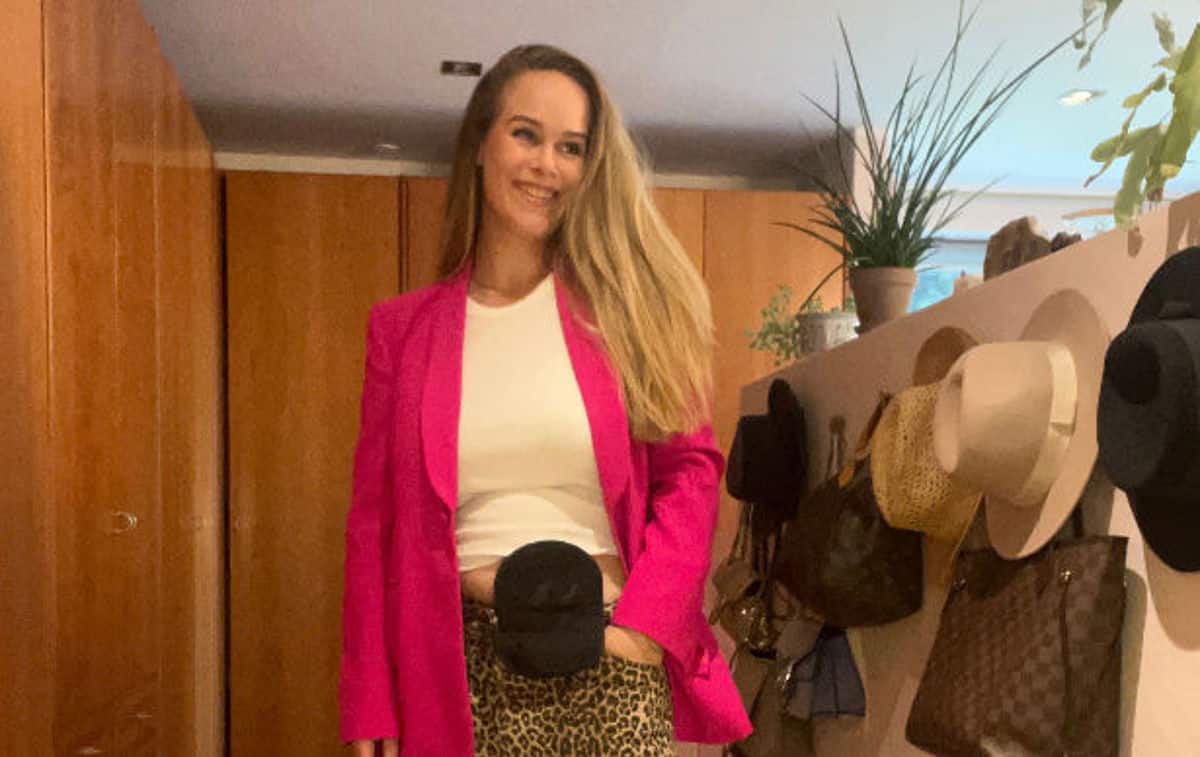 Cecilie i pink cardigan og i hendes walk in closet